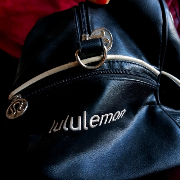 Lululemon gym/carry-on bag - Picture 3 of 6